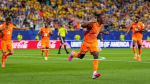 Yan Diomande im Trikot der Elfenbeinküste bei einem dynamischen Dribbling