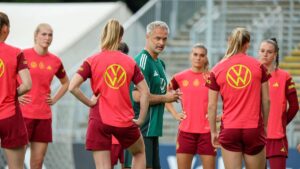 Bundestrainer Christian Wück und die DFB-Frauen vor einem wichtigen Länderspiel auf dem Platz
