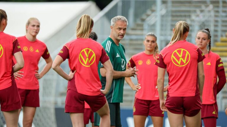 Bundestrainer Christian Wück und die DFB-Frauen vor einem wichtigen Länderspiel auf dem Platz