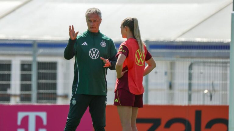 Spielerinnen der DFB-Frauen-Nationalmannschaft im Zweikampf während eines Qualifikationsspiels zur Fußball-WM
