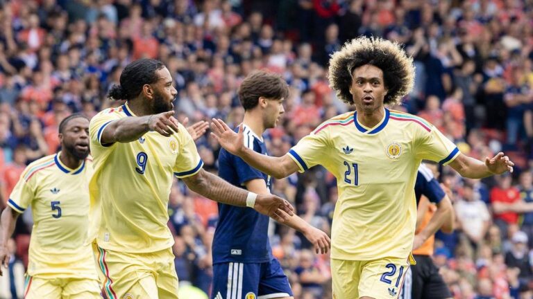 Die Fußball-Nationalspieler Tahith Chong und Jürgen Locadia im Trikot von Curaçao auf dem Spielfeld