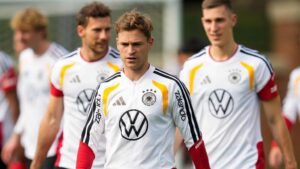 Jubelnde Spieler der deutschen Nationalmannschaft um Kapitän Joshua Kimmich im DFB-Trikot auf dem Spielfeld