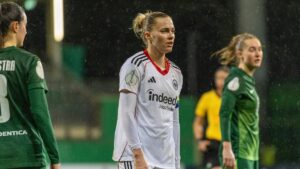 Nationalspielerin Laura Freigang im Trikot von Eintracht Frankfurt schaut ernst auf dem Spielfeld.
