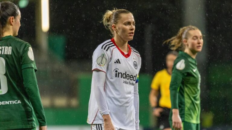 Nationalspielerin Laura Freigang im Trikot von Eintracht Frankfurt schaut ernst auf dem Spielfeld.