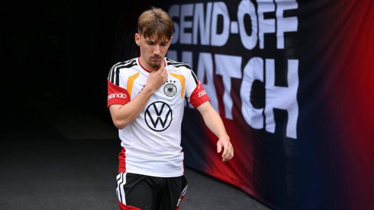 Bundestrainer Julian Nagelsmann blickt nachdenklich auf dem Trainingsplatz der deutschen Nationalmannschaft