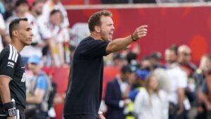 Bundestrainer Julian Nagelsmann steht nachdenklich an der Seitenlinie bei der Weltmeisterschaft.