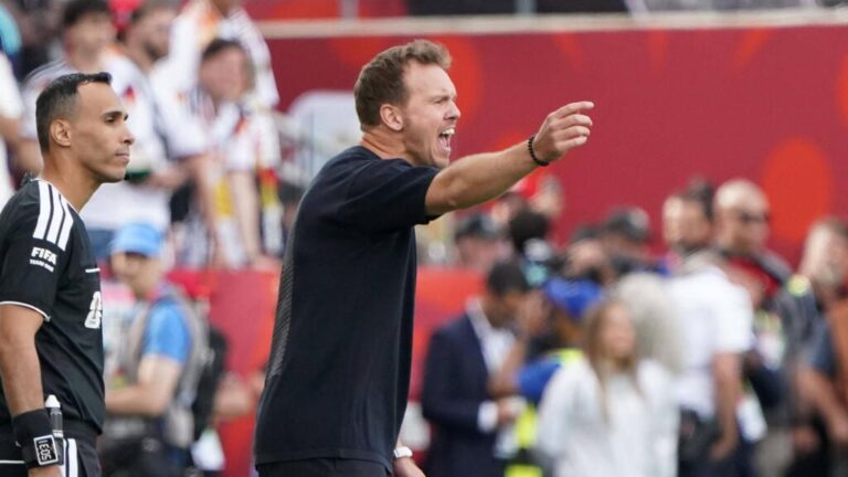 Bundestrainer Julian Nagelsmann steht nachdenklich an der Seitenlinie bei der Weltmeisterschaft.