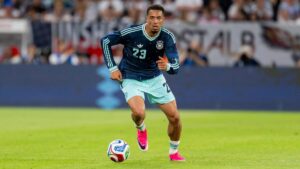 Julian Nagelsmann und Spieler des DFB-Teams in blauen Auswärtstrikots auf dem Rasen