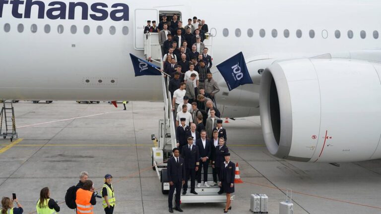 Julian Nagelsmann und Spieler der deutschen Nationalmannschaft beim Einsteigen in das WM-Flugzeug am Frankfurter Flughafen.