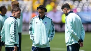 Bundestrainer Julian Nagelsmann steht nachdenklich am Spielfeldrand der deutschen Nationalmannschaft