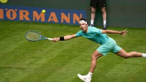 Daniel Altmaier ballt die Faust zum Jubel auf dem Rasenplatz beim ATP-Turnier in Halle