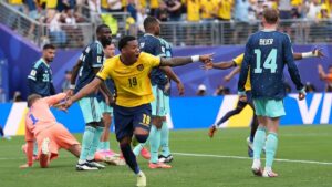 Enttäuschter deutscher Nationalspieler nach der Niederlage gegen Ecuador bei der Weltmeisterschaft