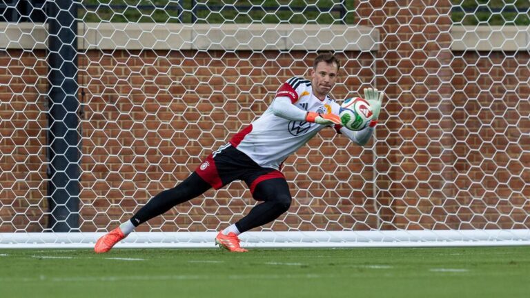Manuel Neuer trainiert bei Sonnenschein im DFB-Abschlusstraining für die WM 2026