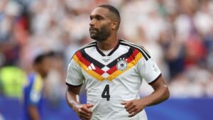 Jonathan Tah im Trikot der deutschen Nationalmannschaft schaut fokussiert auf das Spielfeld.