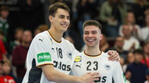 Bundestrainer Alfred Gislason blickt fokussiert auf das Spielfeld
