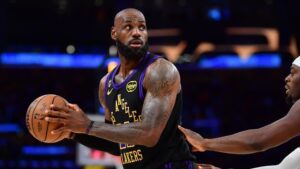 LeBron James im Trikot der Los Angeles Lakers mit nachdenklichem Blick auf dem Spielfeld