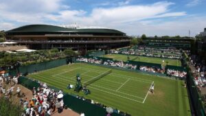 Tennisspieler Jan-Lennard Struff beim konzentrierten Aufschlag auf dem Rasenplatz in Wimbledon