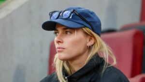 Laura Freigang im Trikot von Eintracht Frankfurt blickt nachdenklich auf das Spielfeld