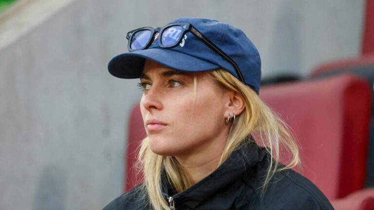Laura Freigang im Trikot von Eintracht Frankfurt blickt nachdenklich auf das Spielfeld