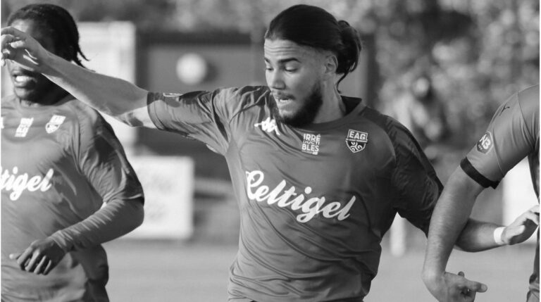 Das Vereinswappen von EA Guingamp in Gedenken an das verstorbene Talent Kenzo Kies