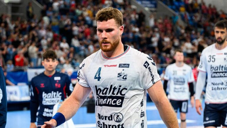 Handballspieler kämpfen am Kreis intensiv um den Ball während eines Bundesligaspiels
