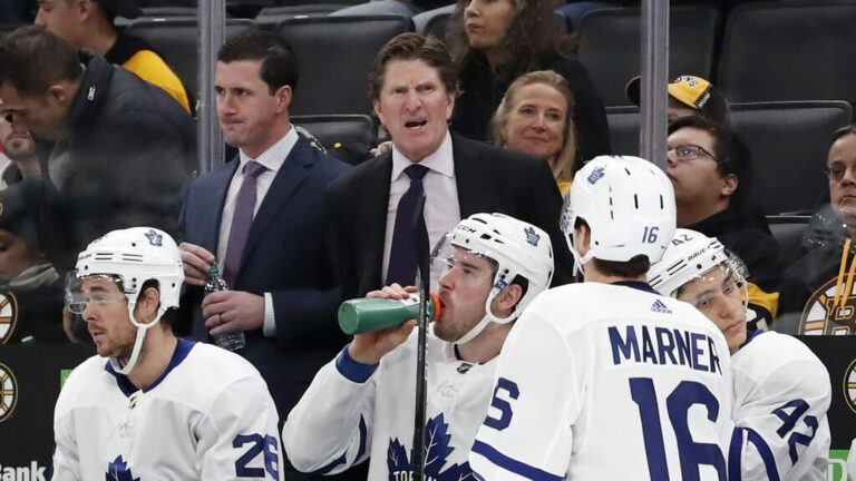 Eishockey-Trainer Mike Babcock steht als neuer Headcoach der Edmonton Oilers fokussiert an der Bande