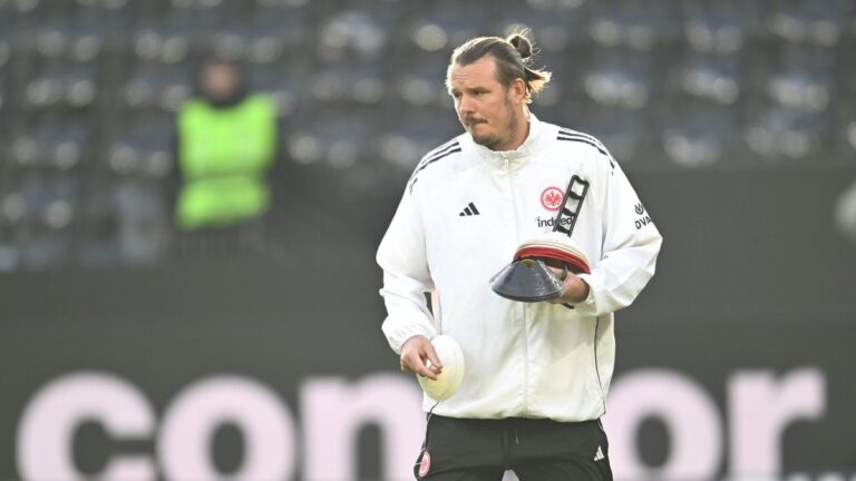 Adi Hütter und Alexander Meier nebeneinander im Trainingsanzug von Eintracht Frankfurt