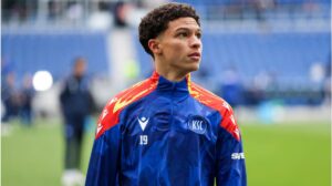 Louey Ben Farhat im Trikot des Karlsruher SC am Ball auf dem Spielfeld