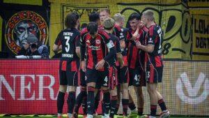 Can Uzun im Trikot von Eintracht Frankfurt blickt fokussiert auf das Spielfeld während eines Bundesligaspiels