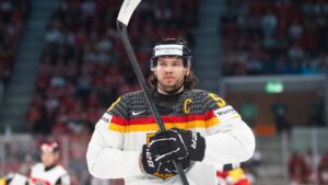 Zwei Eishockeyspieler der deutschen Nationalmannschaft auf dem Eis in Aktion während eines Länderspiels