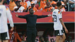 Der enttäuschte Elfenbeinküste-Trainer Emerse Faé gestikuliert am Spielfeldrand im WM-Spiel gegen Deutschland.