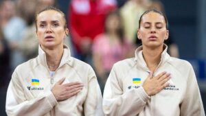 Elina Svitolina und Marta Kostyuk auf dem Sandplatz bei den French Open in Paris