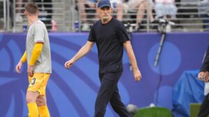 Englands Nationaltrainer Thomas Tuchel steht nachdenklich an der Seitenlinie bei der Weltmeisterschaft.