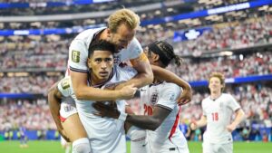 Harry Kane und Thomas Tuchel jubeln gemeinsam nach dem Sieg der englischen Nationalmannschaft gegen Kroatien bei der WM 2026.