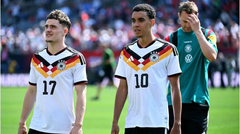 Lamine Yamal und Erling Haaland im Trikot ihrer Nationalmannschaften vor einem WM 2026 Hintergrund