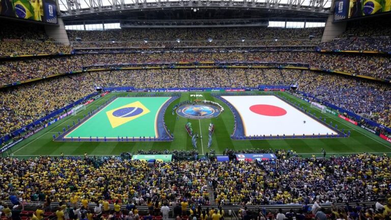 Blick auf das WM-Stadion in Houston mit Sicherheitskräften