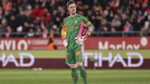 Marc-André ter Stegen im Trikot des FC Barcelona mit fokussiertem Blick auf dem Spielfeld