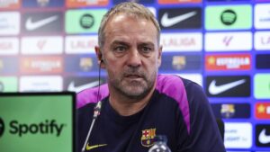 Trainer Hansi Flick gibt gestikulierend Anweisungen an der Seitenlinie des FC Barcelona