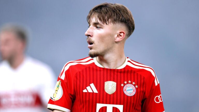 Lennart Karl im Trikot des FC Bayern München am Ball während eines Fußballspiels