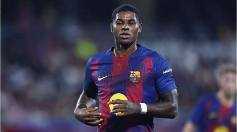 Marcus Rashford im Trikot des FC Barcelona blickt konzentriert auf das Spielfeld