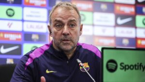 Hansi Flick am Seitenrand und Bernardo Silva im Trikot von Manchester City