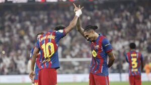 Flügelstürmer Raphinha im Trikot des FC Barcelona am Ball