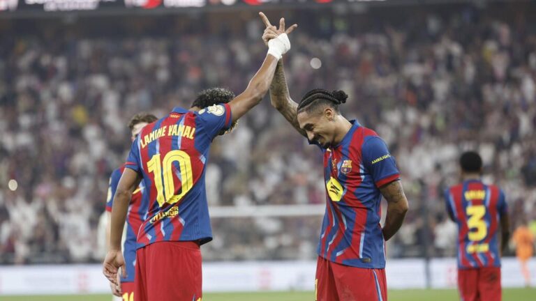 Flügelstürmer Raphinha im Trikot des FC Barcelona am Ball