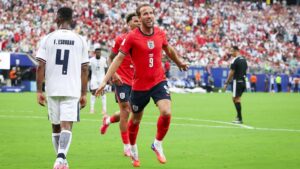 Harry Kane im Trikot des FC Bayern München blickt konzentriert auf das Spielfeld