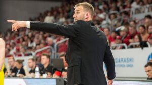 Anton Gavel als Basketball-Trainer im Anzug am Spielfeldrand