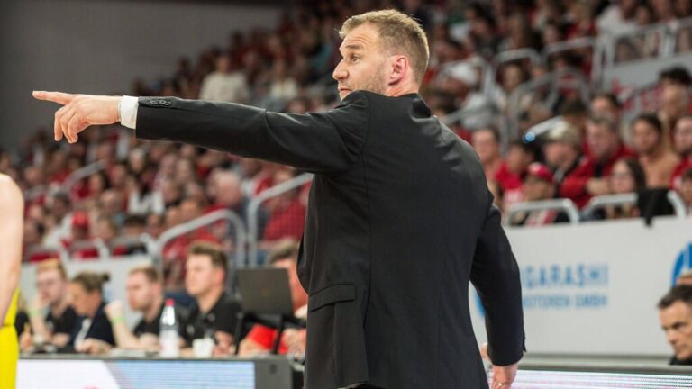 Anton Gavel als Basketball-Trainer im Anzug am Spielfeldrand