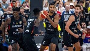 Basketball-Nationalspieler Johannes Thiemann am Ball im Trikot auf dem Spielfeld