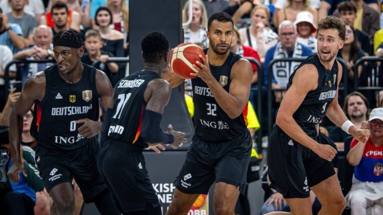 Basketball-Nationalspieler Johannes Thiemann am Ball im Trikot auf dem Spielfeld