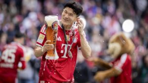 FC Bayern München Innenverteidiger Min-jae Kim blickt konzentriert auf dem Spielfeld.