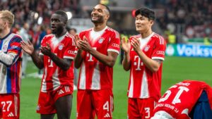 Min-jae Kim im Trikot des FC Bayern München blickt nachdenklich auf das Spielfeld